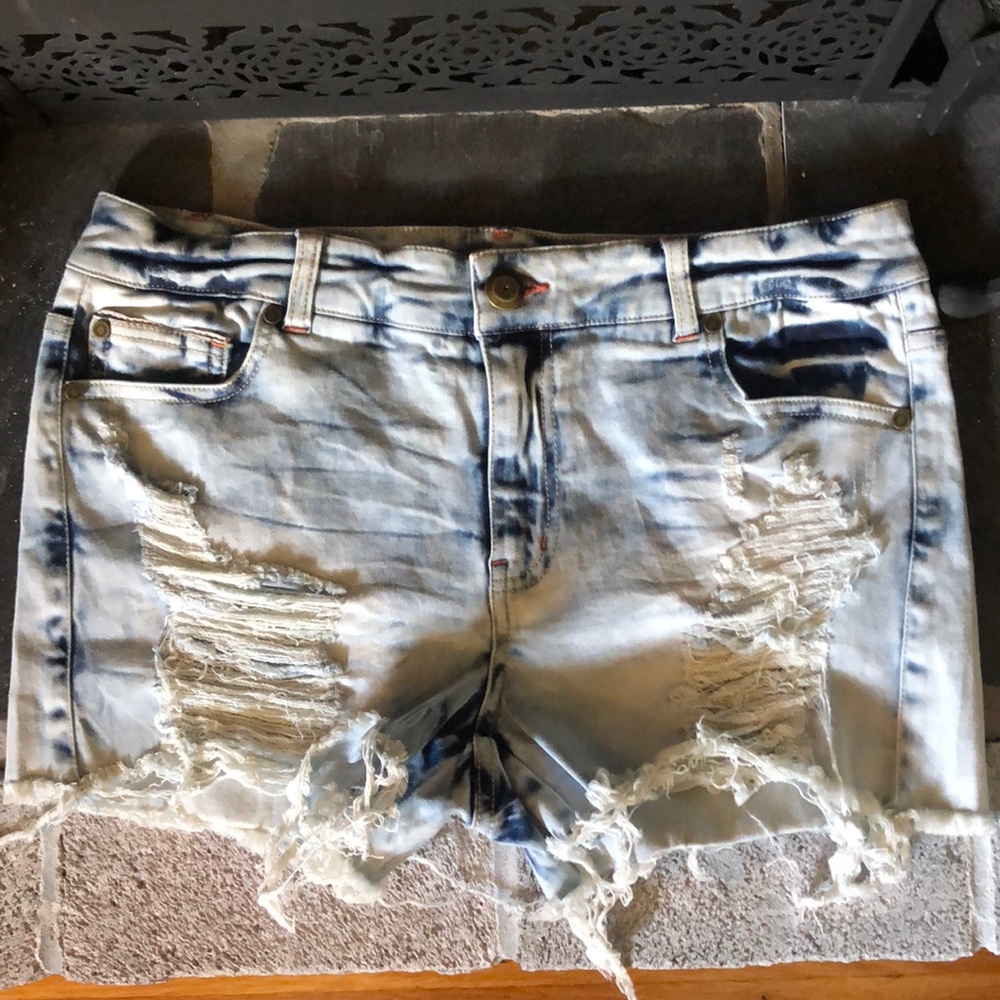 Acid washed distressed jean shorts EUC!!